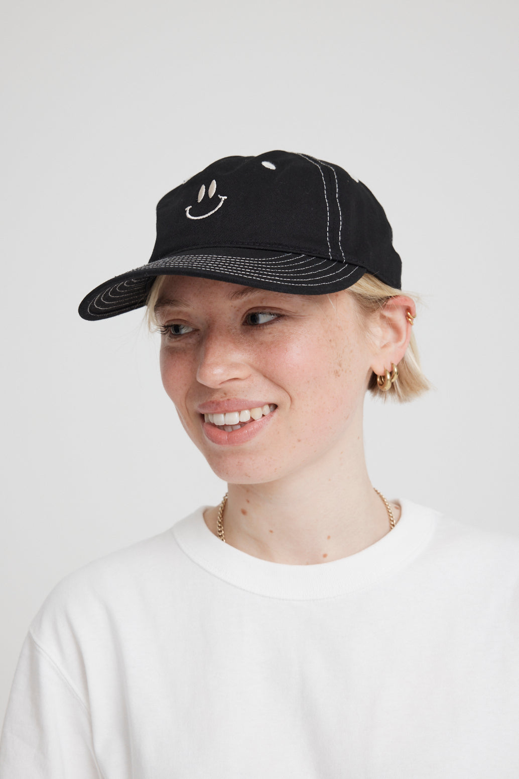 Cappello Trucker Sorridente SONMONY – Unisex In Cotone Lavato – Visiera Piatta E Chiusura In Metallo – Ricamo Faccina Gialla